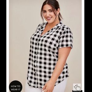 Torrid RAYON SLUB BUTTON-UP SHIRT. 2X. Black/white gingham.